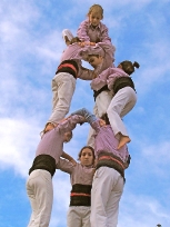 Youngest castellers at the top Castellers2